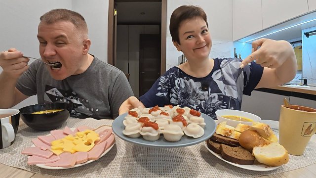 Мукбанг не хуже МАТЕРИ забочусь о Воване! СВЕКРОВЬ была бы рада! Пробуем ДЕЛИКАТЕС пельмени на обед
