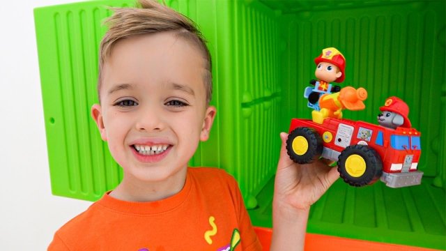 Влад и Ники учатся открывать коробки с игрушками и решать логические задачи!