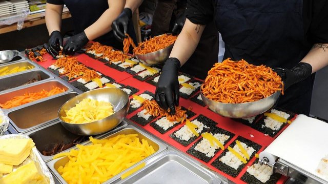 Мини-кимбап с омлетом и яйцом, корейская уличная еда