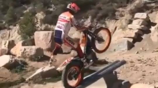 Крутые трюки на мотоцикле👍👍👍