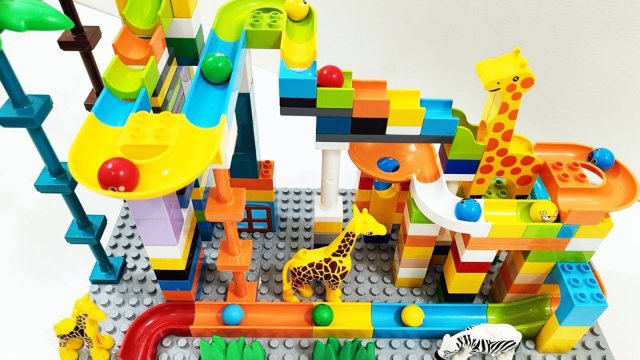 Мультики для детей. 🌈Шарики мчатся по строительным блокам. Смотреть онлайн мультики для малышей.