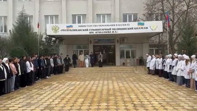 Торжественное поднятие флага под гимн Российской Федерации!