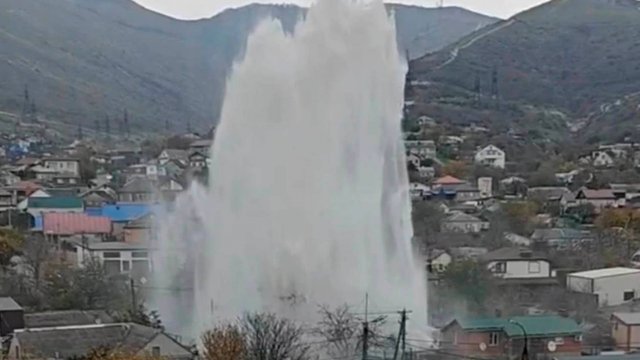 Фонтан высотой с многоэтажку за секунды затопил улицы Новороссийска из-за аварии на сетях