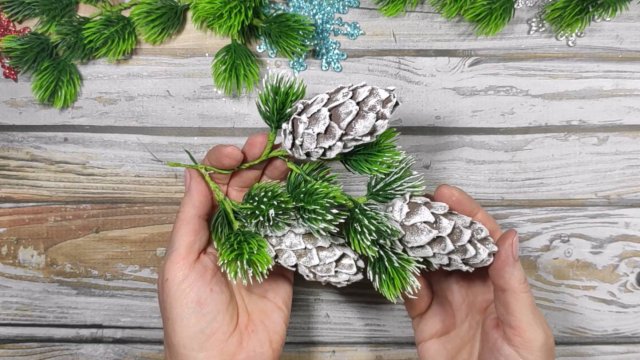 2 Идеи ёлочных игрушек из лёгкого пластилина своими руками. Новогодние поделки: шишки и символ года