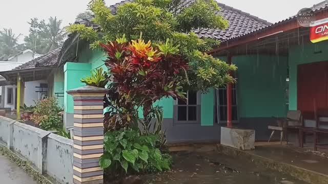 Самый сильный ливень и гром в сельской Индонезии