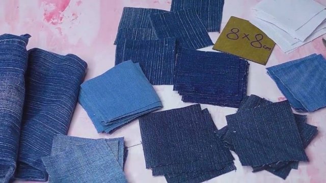Вырезаю из старых джинсов квадраты, чтобы сшить эту уникальную и удобную вещь