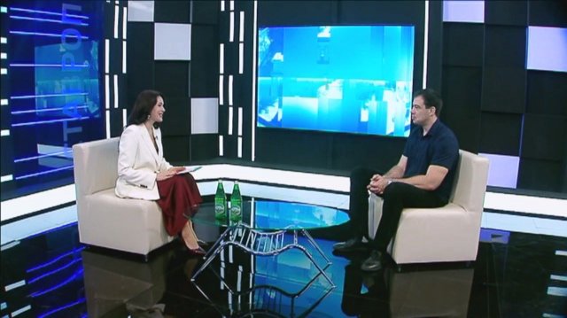 Вдохновляет своим примером: ведущий подкастов помогает людям с нарушением зрения