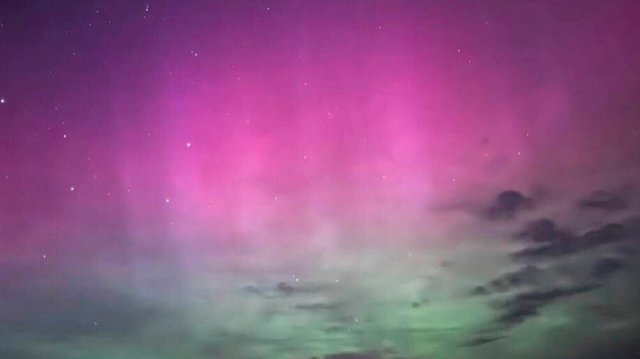 Мощные полярные сияния наблюдаются по всей Земле из-за магнитных бурь