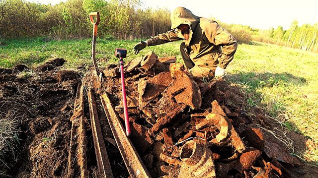 Офигеть!!! С виду обычная насыпь, но это сбросы! Коп металлолома прибор нашёл всё.