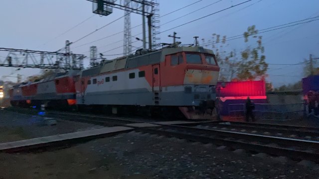 "Живой в 2025 🤯" Электровоз ЭП2К с перегоняемыми ЭП2К и ЧС2т - 1062