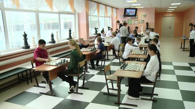 Школьники Нефтеюганска присоединились к Всероссийской акции «Шахматная партия единства»