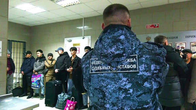 Ещё три десятка иностранцев отправили из Югры по домам