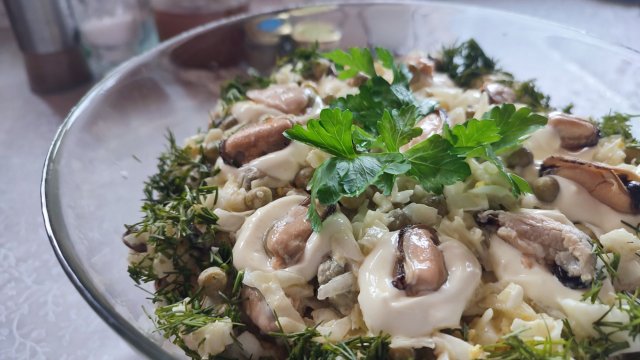 Салат из белокочанной капусты с мидиями в масле