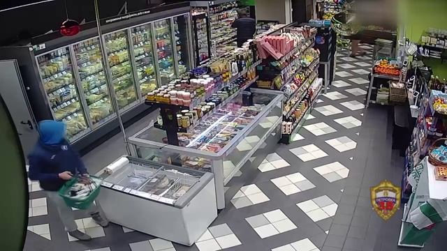 Полиция Москвы предъявила обвинение мужчине, похитившему товар и угрожавшему продавцам ножом