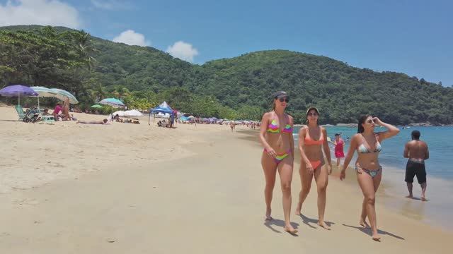 Бразильские красивые девушки без стеснения гуляют в микро бикини по пляжу