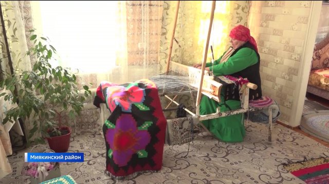 «Вести» побывали в Миякинском районе, где мастерицы создают ковры по старинным демским узорам