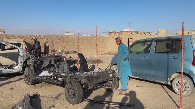 Из распила в автомобиль. Сборка, Пакистан