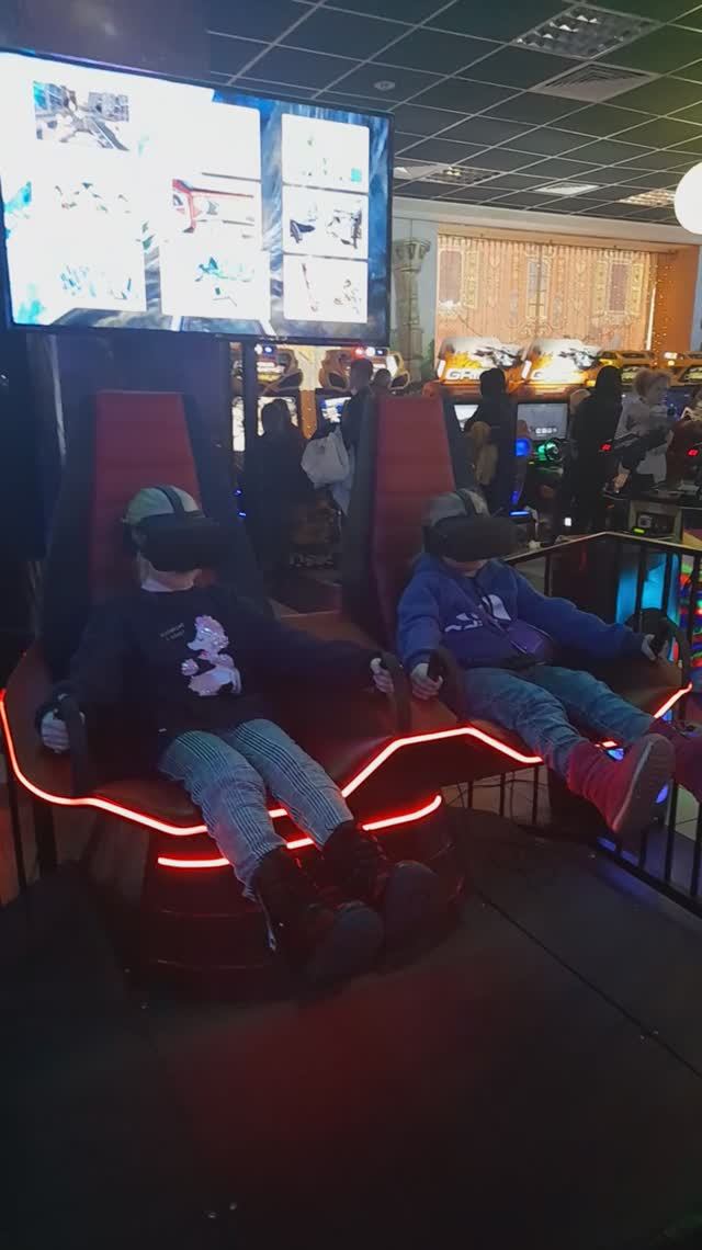 Лайк крошки веселятся в торговом центре