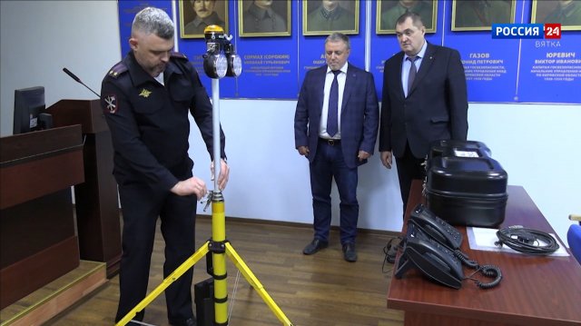 Кировским полицейским передали специальные осветительные комплексы для работы на ДТП