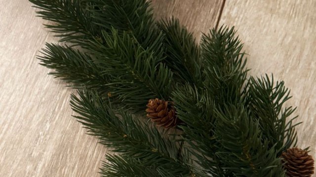 Новогодняя еловая ветка с шишками для сезонных композиций