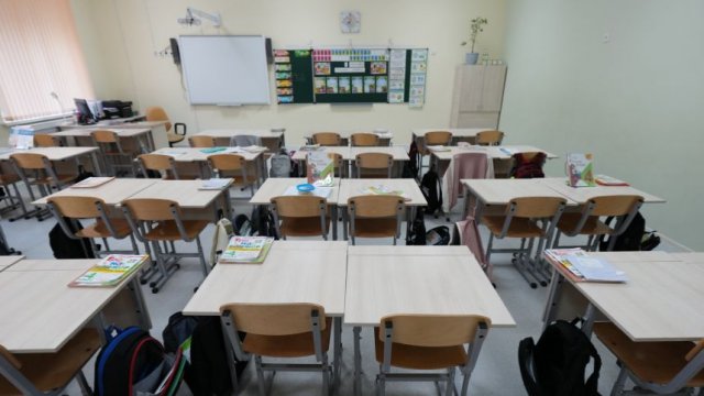 Опытный педагог: учитель в Приморье замахивался стулом и заклеил рот ученику