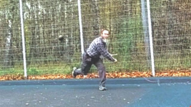 Выстрел из пращи. Полет кожаного биконического мяча-пули замедленно. Вращение пули в полете.