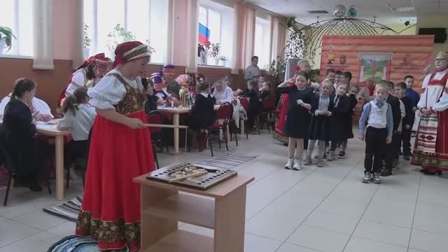 Красна птица пением, а человек умением