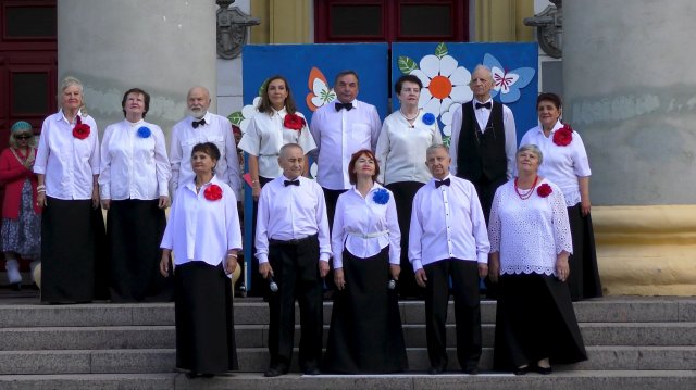 Хор " С песней по жизни " . " Как прекрасен этот мир "