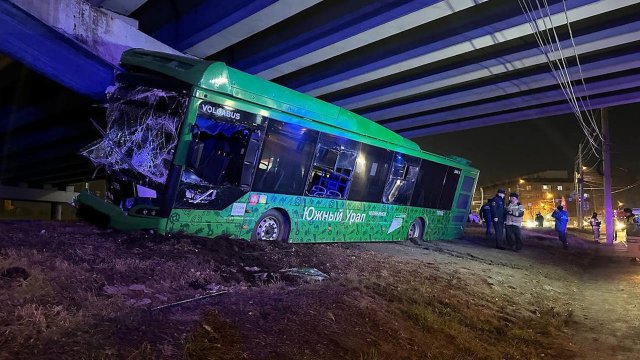 Автобус врезался в опору моста в Челябинске, есть пострадавшие