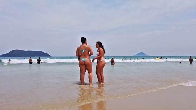 Жаркая прогулка по пляжу в знойный день. Красивые женщины в бикини 👙, красивые девушки в мини