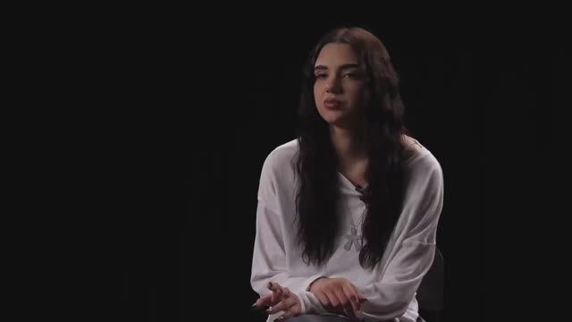 Девушка с синдромом Туретта — о жизни с тиком, реакции окружающих и принятии себя _ Секреты