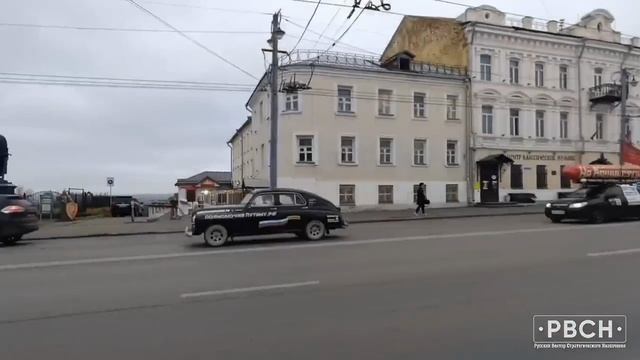 Победный автомарш во Владимире Сарматмобиля из Екатеринбурга и Владимирского ретромобиля «ПОБЕДА»