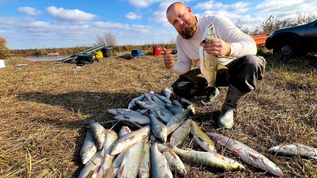 ПОД КАМЫШОМ НАШЕЛ КУЧУ РЫБЫ! ЗАБРОС И СРАЗУ ПОКЛЕВКА !Рыбалка в Астрахани 2025!