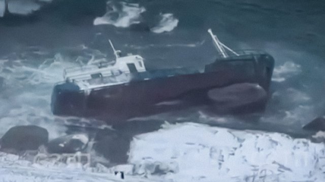 Шторм оторвал от причала два корабля в Териберке и унес в открытое море