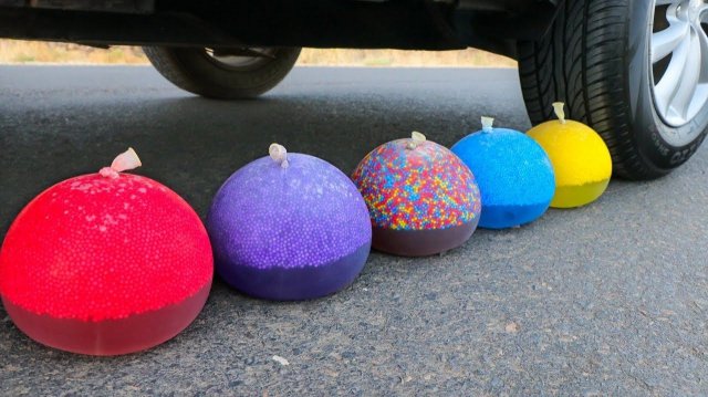 Машина давит предметы колесом! Эксперименты с колесом! Давим орбизы! Залипалка ASMR