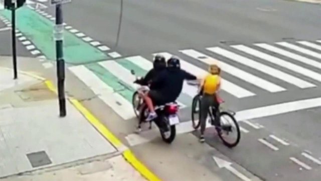 Полиция в Аргентине накрыла банду уличных грабителей благодаря россиянке.