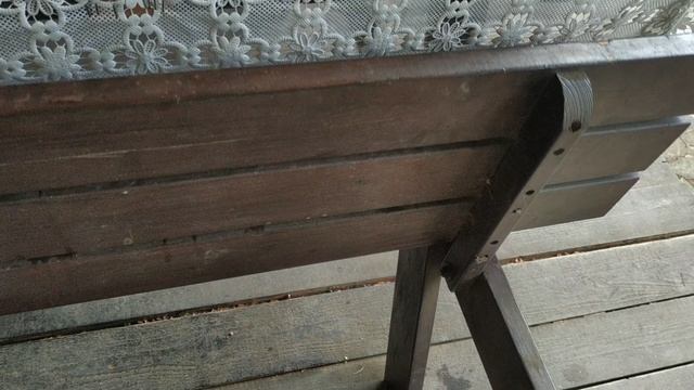 Кафе. Лайфак - стулья как крышки школьной парты времен СССР. Атамань