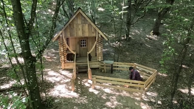 Строю дом из брёвен и камня в лесу. Ужин после работы на природе. Бушкрафт