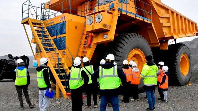 Промышленный туризм в Кузбассе: школьники попробовали себя в роли горняков