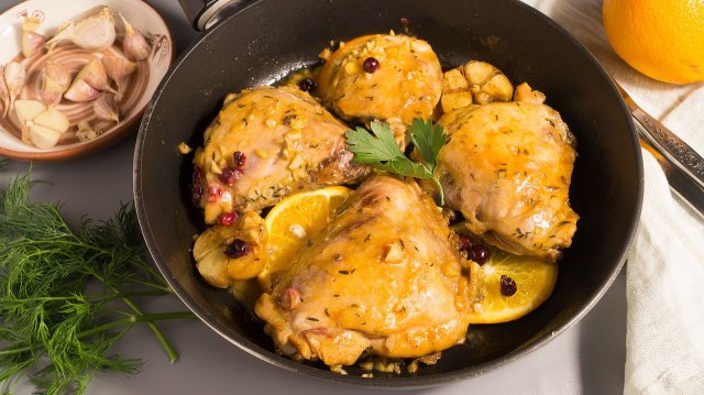 Курица на праздничный стол. Простой рецепт. Вкусно и бюджетно. Куриные бедра на сковороде