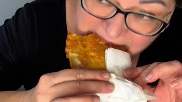 Вот это чебурек…Как будто сама пекла/Вкусный, сочный, аж вся перепачкалась🤣/Мукбанг