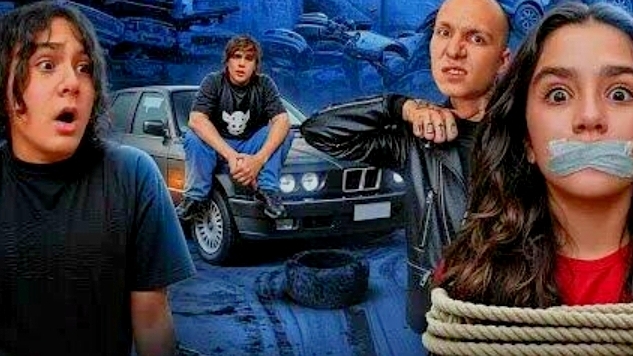 КАМПУС - КИНУЛИ ОТМОРОЗКОВ 😱 СПАСЛИ ОДНОКЛАССНИЦУ ДЕВЧОНКУ СБИЛА МАШИНА