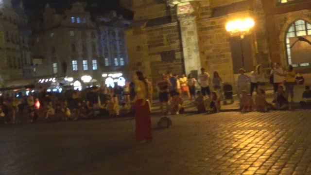 Центральная площадь Праги. Девушка готовится к танцам