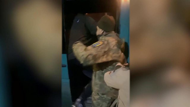 Украинские военкомы продолжают отлавливать новобранцев.