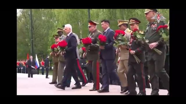 Возложение траурной гирлянды из живых цветов  к Могиле Неизвестного Солдата 8 мая 2025г