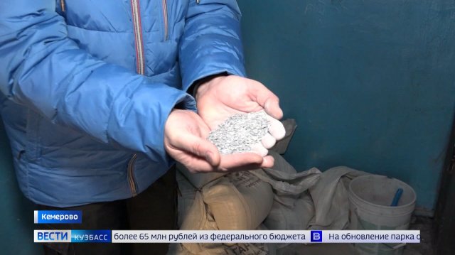 Склад на лестничной площадке: жители дома в Кемерове возмущены беспорядком в подъезде