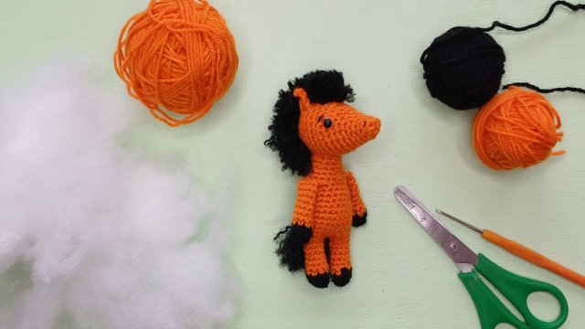 Как связать маленькую ЛОШАДКУ крючком для брелков или подвесов.