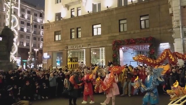 Танец с китайским драконом