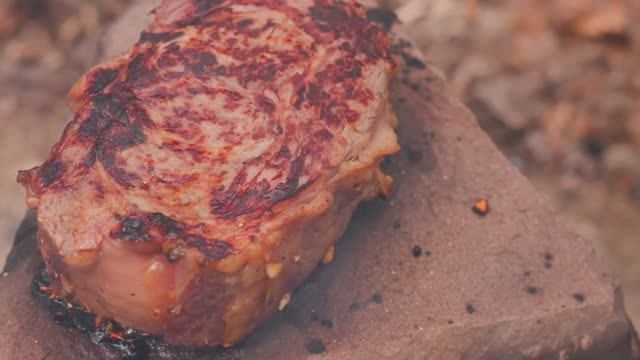 Стейк рибай на горячем камне Приготовление на природе с чесночным хлебом и копчёным виски