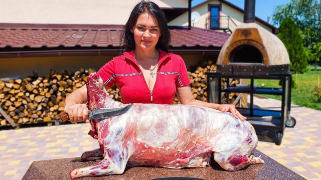 Разделка ЦЕЛОГО БАРАНА! Хрустящие и Сочные Бараньи НОЖКИ с Картофелем в ПЕЧИ